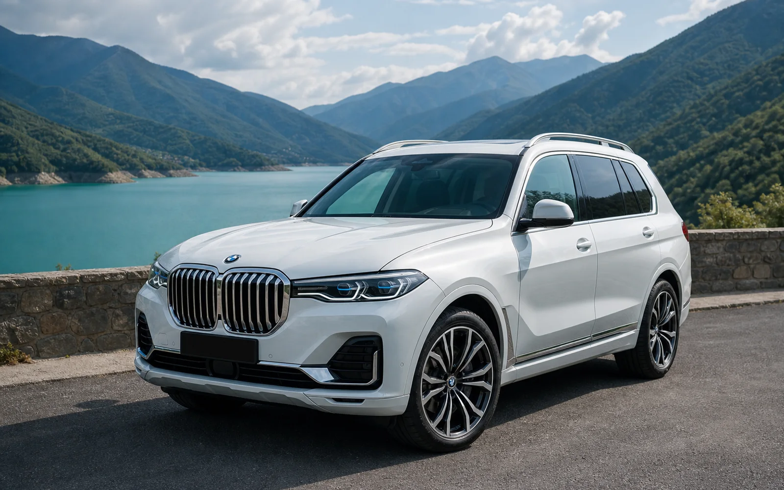 Белый BMW X7 2020 у Жинвальского водохранилища в Грузии