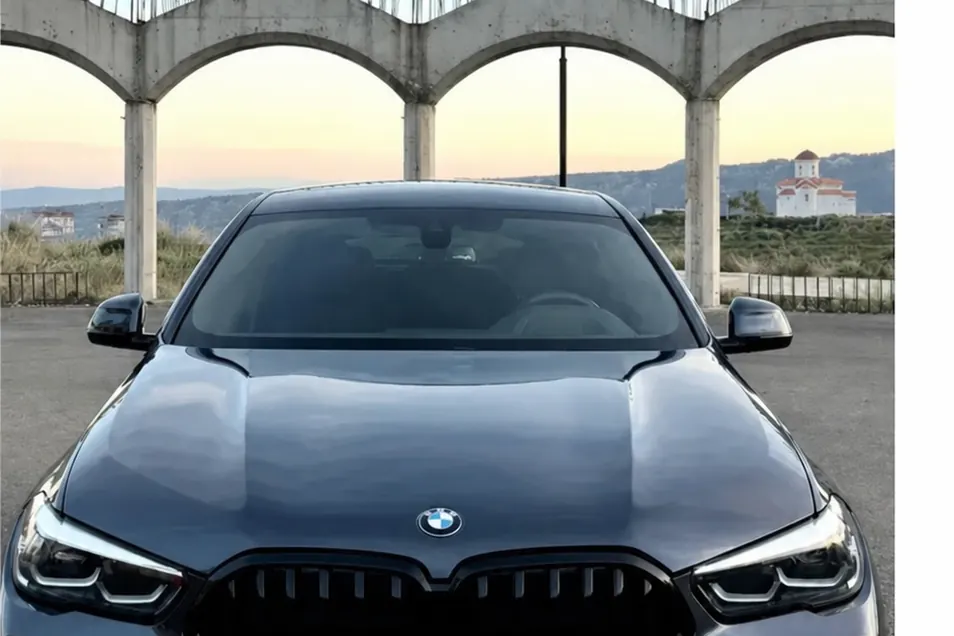 Серый BMW X6 M50i 2020 на площадке в Тбилиси