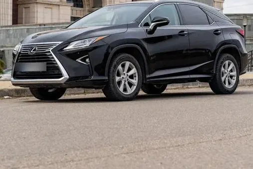 Чёрный Lexus RX 350 2016 на городской улице