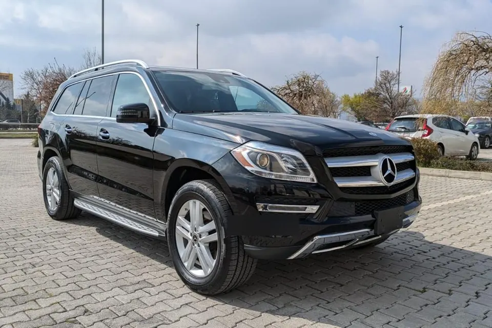 Чёрный Mercedes-Benz GL 450 2014 на парковке в Тбилиси