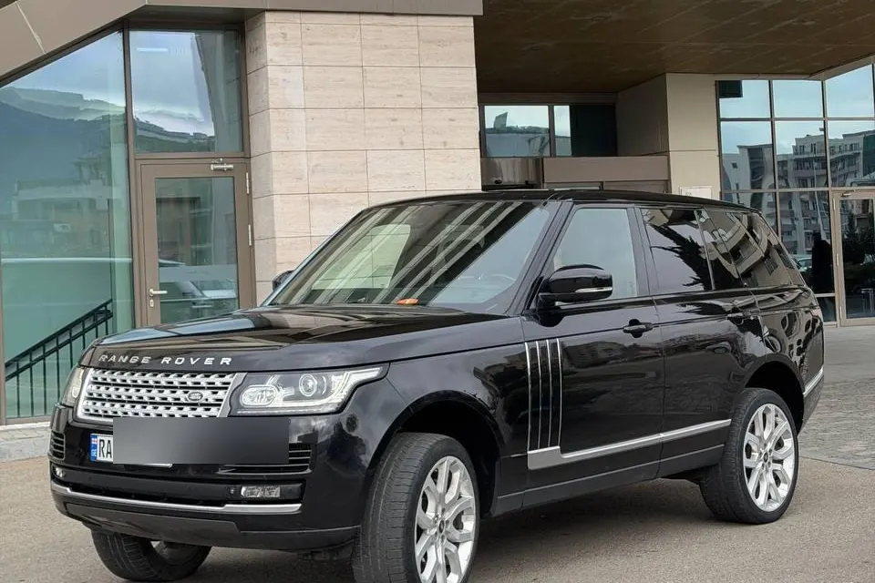 Чёрный Range Rover Vogue Autobiography Diesel 2014 у здания в Тбилиси