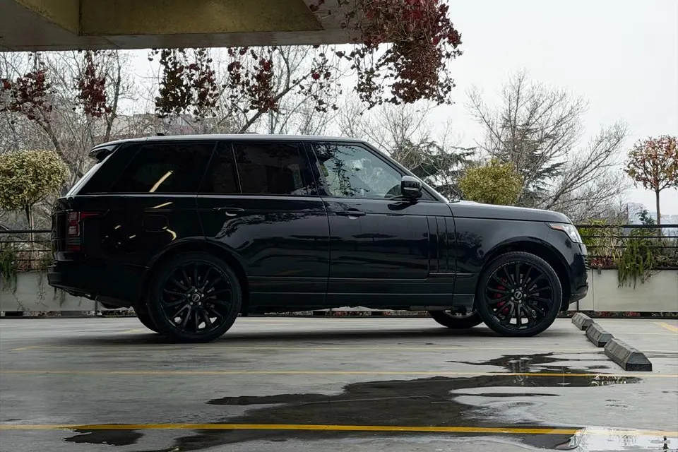 Чёрный Range Rover Vogue Supercharged 2015 на парковке у реки в Тбилиси