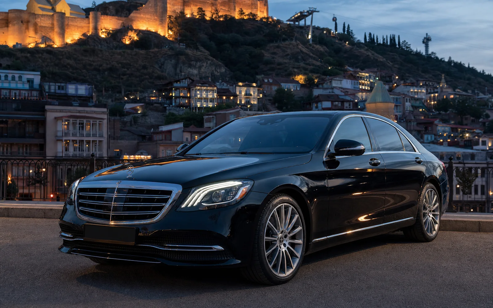 Чёрный Mercedes-Benz S 450 2018 на фоне вечернего Тбилиси